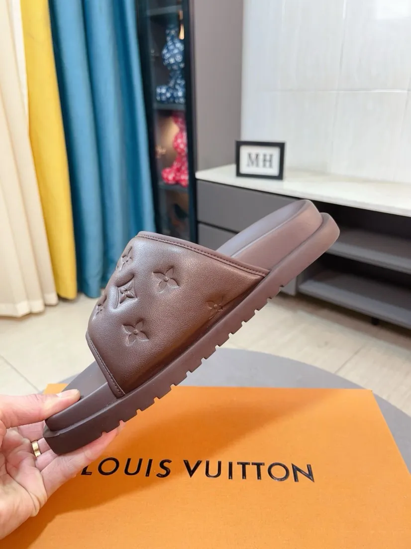 Men's shoes 💰360🌹🌹 (lv-Louis Vuitton) new men's sandals, high-end boutique, exquisite embossed logo decoration on the upper, fine workmanship, super soft soles, casual, loose and comfortable, a must-have in summer! \nsize：38-44